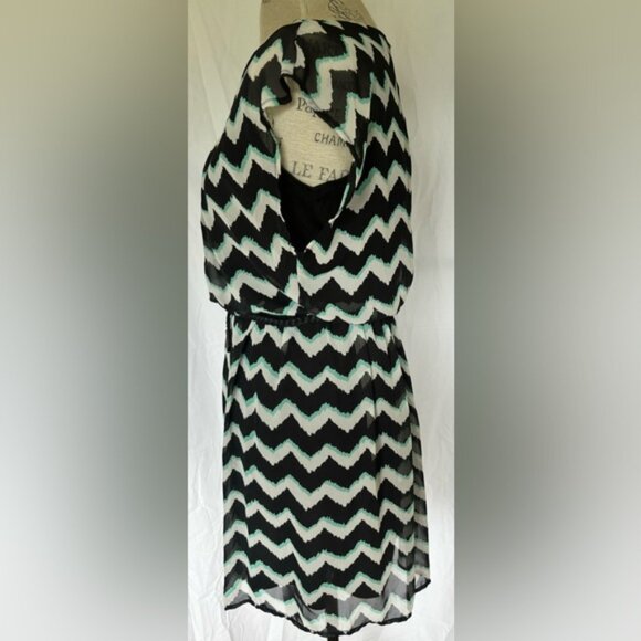 Love Reign Womens Belted Mini Dress in Black/Teal Chevron Sz M - Picture 2 of 5